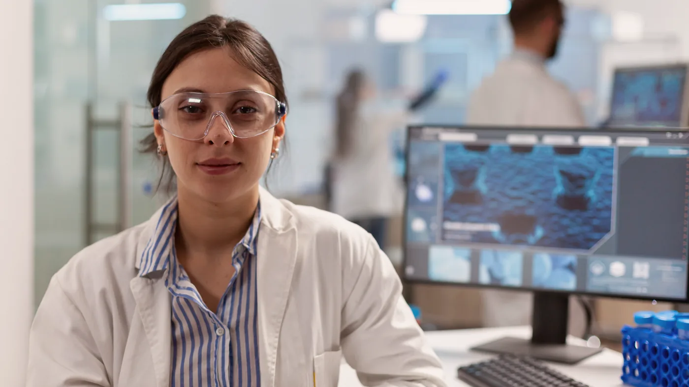 Investigador científico trabajando con tecnología:concepto de divulgación científica en la era de la IA