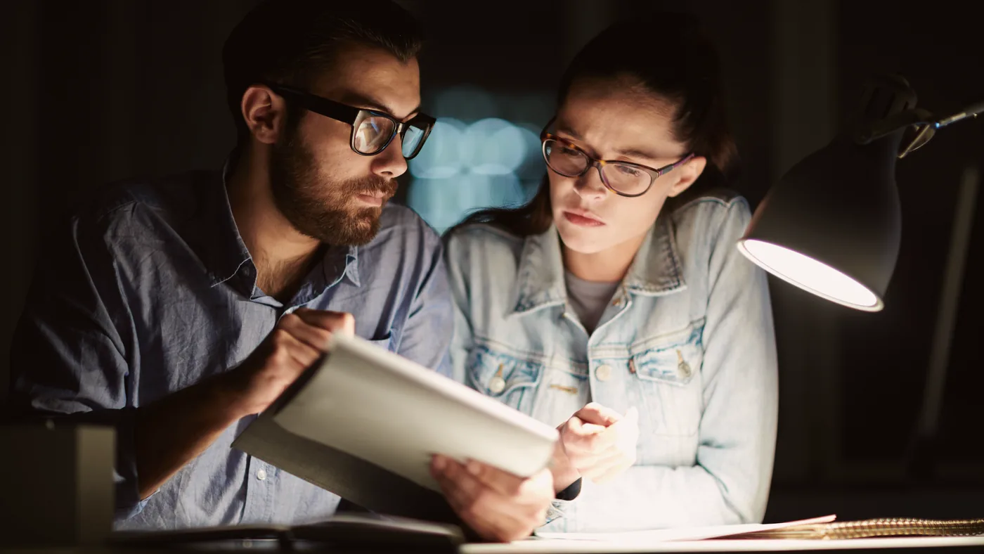 Profesional de divulgación científica trabajando en contenido editorial para audiencias amplias