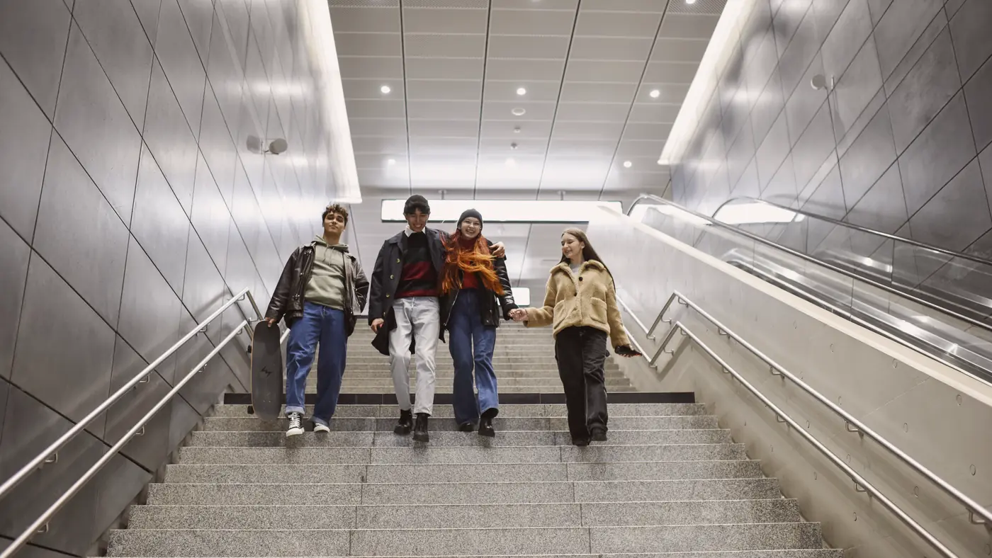 Arquitectura interior con escaleras:metáfora visual de los niveles de comunicación científica