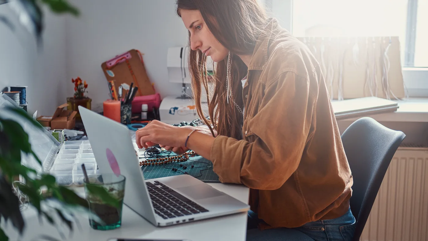 Profesional trabajando en producción de contenido científico: labor del divulgador