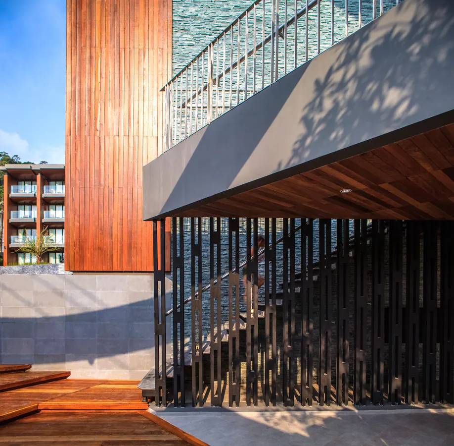 Capitaliza Nosotros ·Equipo especializado en divulgación científica Biblioteca universitaria con arquitectura de madera ·símbolo del conocimiento científico que Capitaliza hace visible