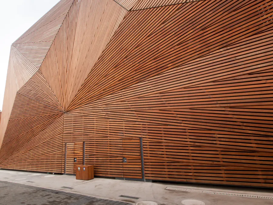 Fachada arquitectónica de madera con tonos terracota ·imagen representativa de Capitaliza